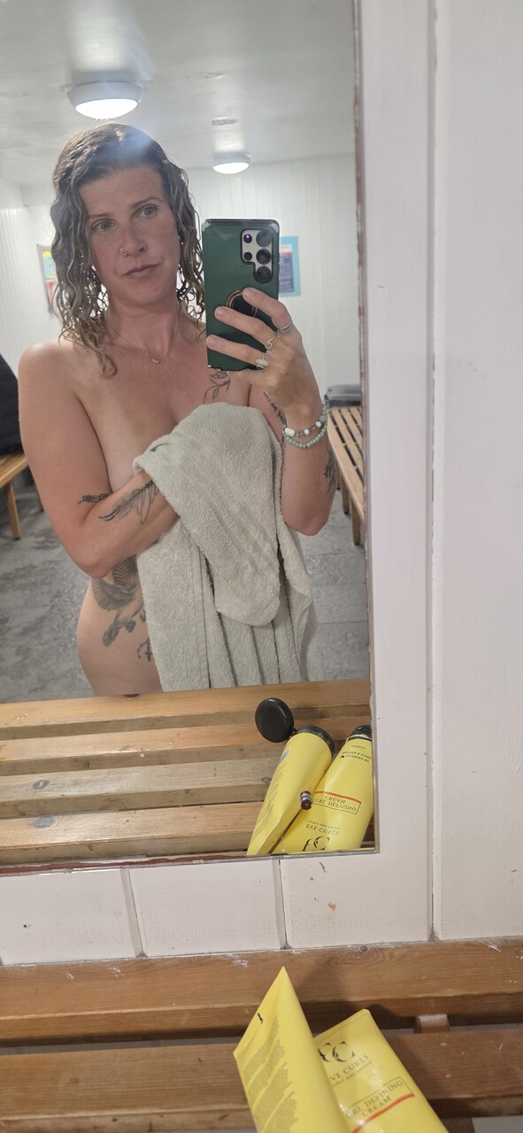 Amateur Milf Takes Selfie After Shower
