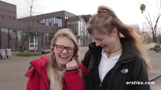 Deutsche Mädels haben Spaß in Berliner Bibliothek
